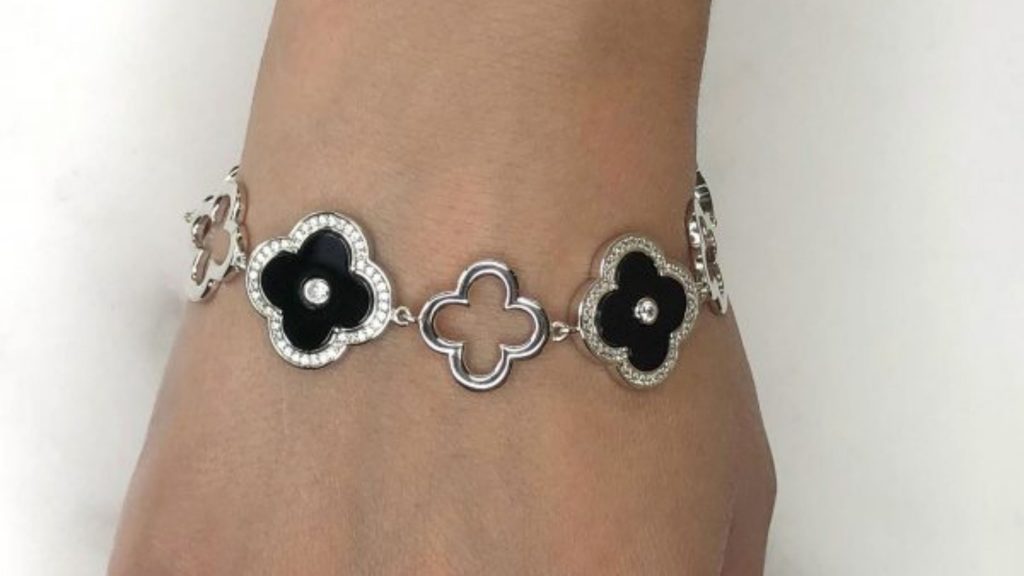 Need Mother's Day Jewelry For Your Wife? Flower Jewelry For Women Is 2021's Trend