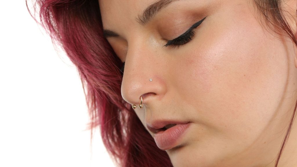 Simple Ways to Get a Nose Piercing to Close: 12 Steps